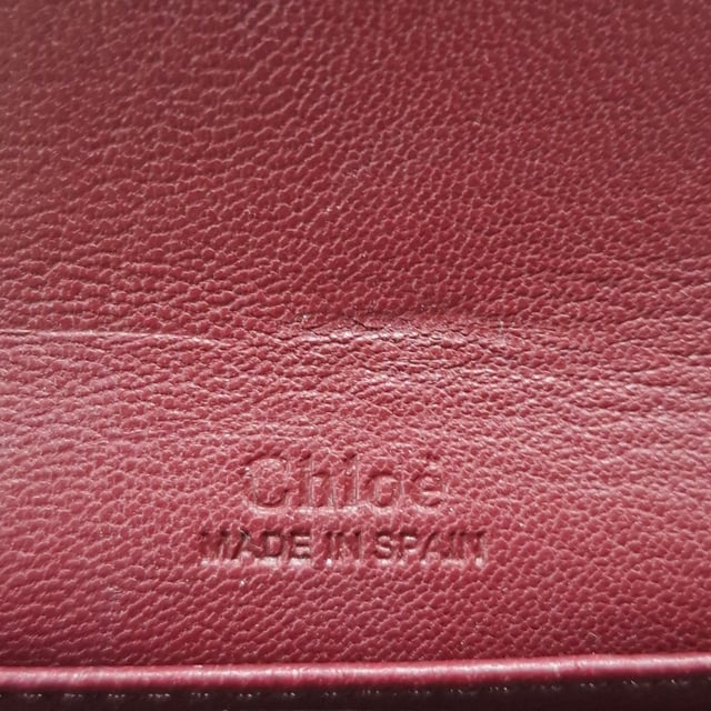 VINTAGE, RRP AS NEW
The Chloé Bow Detail Wallet in burgundy leather adds a touch of feminine charm to your everyday essentials with its soft bow accent and rich, timeless hue. Crafted from supple leather, it offers both elegance and practicality with multiple compartments for seamless organization. Styling Tip: Slip it into a structured tote or carry it solo as a chic mini clutch for dinner dates or quick errands.

Chloé Bow Detail Wallet in Burgundy Leather

Condition: Excellent
Signs of wear: No retail tag, No visible sign of wear., 
Packaging: None
Color: Burgundy
Material: Leather
Size: One Size | One Size
Measurements: Width: 25; Height: 75; Length: 100
SKU: NAPPUGBSM477735W