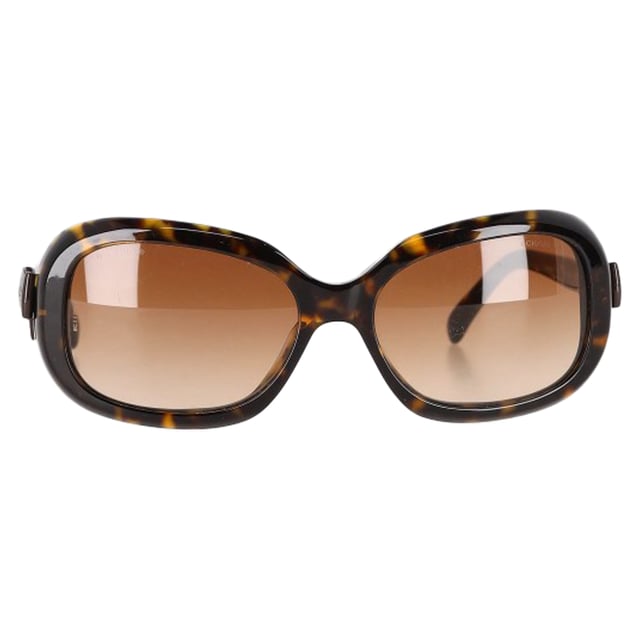 VINTAGE, RRP AS NEW
Coco Chanel loved adding little details to her designs like its bow detailing. The frame of these sunglasses is made from tortoise acetate and is equipped with gradient brown lenses and bow detailing bearing the double CC logos on the temples. 

Chanel 2000s CC Square-Frame Sunglasses in Brown Acetate
Condition: Very good
Signs of wear: Lightly used but very well maintained, May show minor signs of wear, scratches , worn corners, minor interior wear.
Packaging: None
Color: Brown | ochre
Material: Acetate
Size: One Size | One Size
Measurements: Width: 60; Height: 50
SKU: NAPPUGBAC477812W