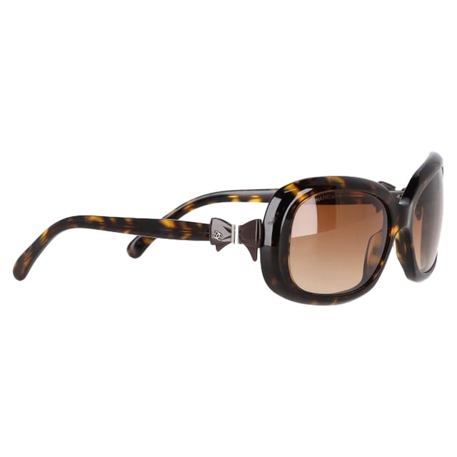 VINTAGE, RRP AS NEW
Coco Chanel loved adding little details to her designs like its bow detailing. The frame of these sunglasses is made from tortoise acetate and is equipped with gradient brown lenses and bow detailing bearing the double CC logos on the temples. 

Chanel 2000s CC Square-Frame Sunglasses in Brown Acetate
Condition: Very good
Signs of wear: Lightly used but very well maintained, May show minor signs of wear, scratches , worn corners, minor interior wear.
Packaging: None
Color: Brown | ochre
Material: Acetate
Size: One Size | One Size
Measurements: Width: 60; Height: 50
SKU: NAPPUGBAC477812W