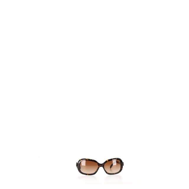 VINTAGE, RRP AS NEW
Coco Chanel loved adding little details to her designs like its bow detailing. The frame of these sunglasses is made from tortoise acetate and is equipped with gradient brown lenses and bow detailing bearing the double CC logos on the temples. 

Chanel 2000s CC Square-Frame Sunglasses in Brown Acetate
Condition: Very good
Signs of wear: Lightly used but very well maintained, May show minor signs of wear, scratches , worn corners, minor interior wear.
Packaging: None
Color: Brown | ochre
Material: Acetate
Size: One Size | One Size
Measurements: Width: 60; Height: 50
SKU: NAPPUGBAC477812W