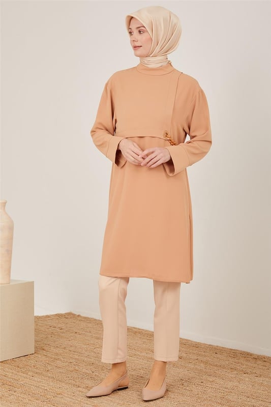 Als toonaangevend merk met elegante en verfijnde ontwerpen, biedt Armine speciale collecties die de stijl van elke vrouw weerspiegelen. Armine-producten combineren elegantie en comfort en zijn ontworpen om te voldoen aan de behoeften van moderne vrouwen. Met hoogwaardige stofkeuzes en nauwkeurige stikdetails bieden ze langdurig gebruik, terwijl het brede scala aan kleuren en patronen compatibiliteit met elke stijl garandeert. Armine combineert klassieke en moderne lijnen in kleding en biedt opties die uw elegantie in het dagelijks leven, werkomgevingen of speciale evenementen aanvullen. Elk stuk van Armine is ontworpen met een focus op zowel esthetiek als functionaliteit, waarbij mode wordt geïnterpreteerd met een tijdloos begrip. De producten in onze collecties zijn een ideale keuze voor vrouwen die comfort, elegantie en mode willen combineren.