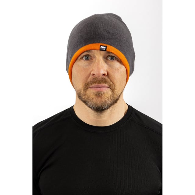 The classic reversible beanie from Helly Hansen will ensure that your head and ears are kept warm during cold winter days.