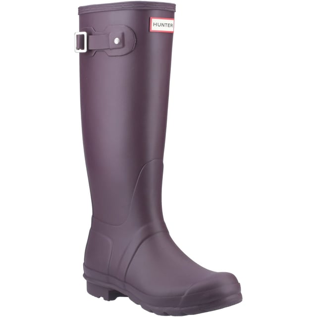 De dames regenlaars is al sinds de introductie ervan het middelpunt van het Hunter Original-merk. Voorzien van het originele Hunter profiel en een comfortabele polyester voering, is deze klassieke matzwarte waterdichte laars een absolute must-have op regenachtige dagen.