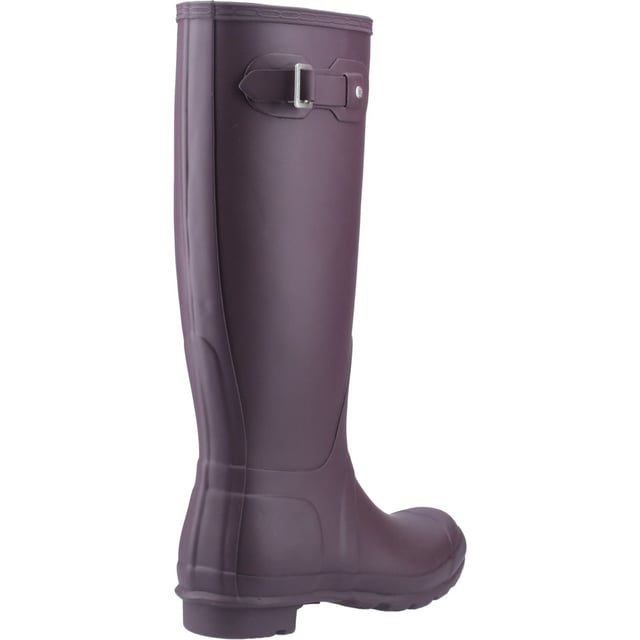 De dames regenlaars is al sinds de introductie ervan het middelpunt van het Hunter Original-merk. Voorzien van het originele Hunter profiel en een comfortabele polyester voering, is deze klassieke matzwarte waterdichte laars een absolute must-have op regenachtige dagen.