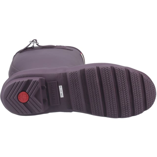 De dames regenlaars is al sinds de introductie ervan het middelpunt van het Hunter Original-merk. Voorzien van het originele Hunter profiel en een comfortabele polyester voering, is deze klassieke matzwarte waterdichte laars een absolute must-have op regenachtige dagen.