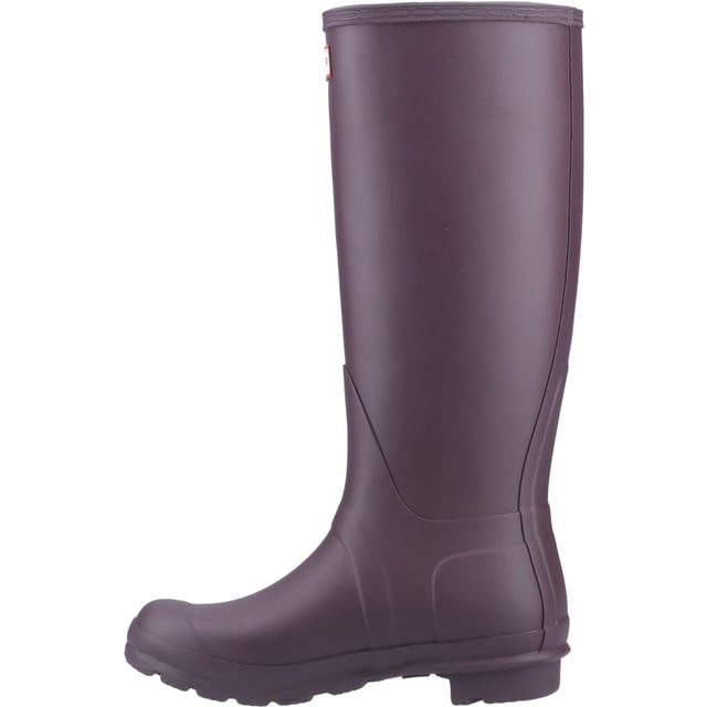De dames regenlaars is al sinds de introductie ervan het middelpunt van het Hunter Original-merk. Voorzien van het originele Hunter profiel en een comfortabele polyester voering, is deze klassieke matzwarte waterdichte laars een absolute must-have op regenachtige dagen.