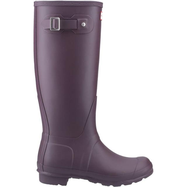 De dames regenlaars is al sinds de introductie ervan het middelpunt van het Hunter Original-merk. Voorzien van het originele Hunter profiel en een comfortabele polyester voering, is deze klassieke matzwarte waterdichte laars een absolute must-have op regenachtige dagen.