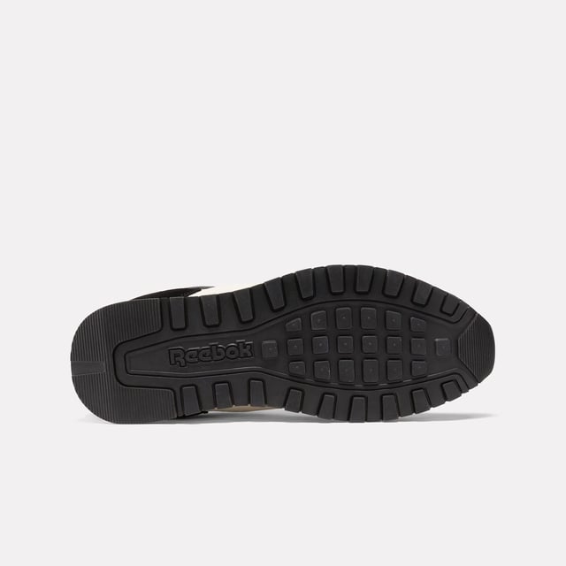 Reebok Glide Trainers in white black.- Suede upper.- Lace up fastening.- Reebok branding.- EVA Midsole.- Rubber sole.- Ref: 100207950