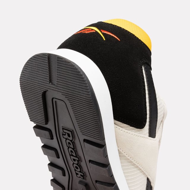 Reebok Glide Trainers in white black.- Suede upper.- Lace up fastening.- Reebok branding.- EVA Midsole.- Rubber sole.- Ref: 100207950