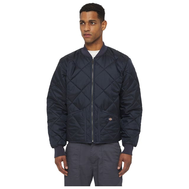 Die diamantartige Steppung verbindet das 100% Nylon-Taffeta-Obermaterial mit dem grauen Jersey-Strickfutter und einer Füllung aus 5 oz Polyester. Ribstrickkragen, -bündchen und Rückenbund. Vorderseite mit Handwärmertaschen.