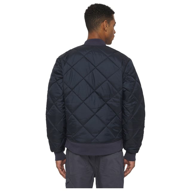 Die diamantartige Steppung verbindet das 100% Nylon-Taffeta-Obermaterial mit dem grauen Jersey-Strickfutter und einer Füllung aus 5 oz Polyester. Ribstrickkragen, -bündchen und Rückenbund. Vorderseite mit Handwärmertaschen.