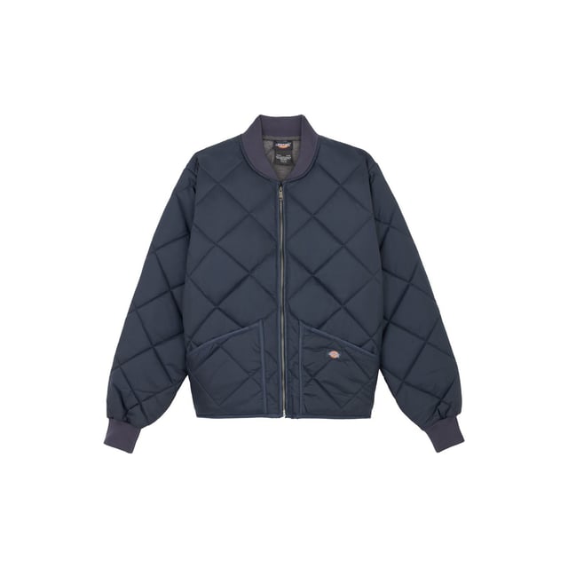 Die diamantartige Steppung verbindet das 100% Nylon-Taffeta-Obermaterial mit dem grauen Jersey-Strickfutter und einer Füllung aus 5 oz Polyester. Ribstrickkragen, -bündchen und Rückenbund. Vorderseite mit Handwärmertaschen.