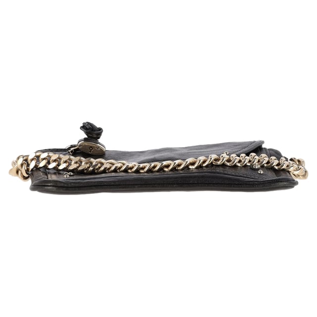 VINTAGE, RRP AS NEW
 The Chloé Mini Paddington Chain Shoulder Bag in black leather revives a beloved classic with a modern edge, featuring the iconic padlock accent and an elegant chain strap. Its compact size and supple leather construction make it the perfect blend of statement style and everyday functionality. Wear it crossbody with a tailored blazer and jeans for a chic, Parisian-inspired look that effortlessly transitions from day to night.

Chloé Mini Paddington Chain Shoulder Bag in Black  Leather

Condition: Very good
Signs of wear: Minor signs of wear
Packaging: Dust bag
Color: Black
Material: Leather | leather
Size: One Size | One Size
Measurements: Width: 10; Height: 150; Length: 220; Handle drop: 145; Strap length: 440
SKU: NAPPUGBBA478791W