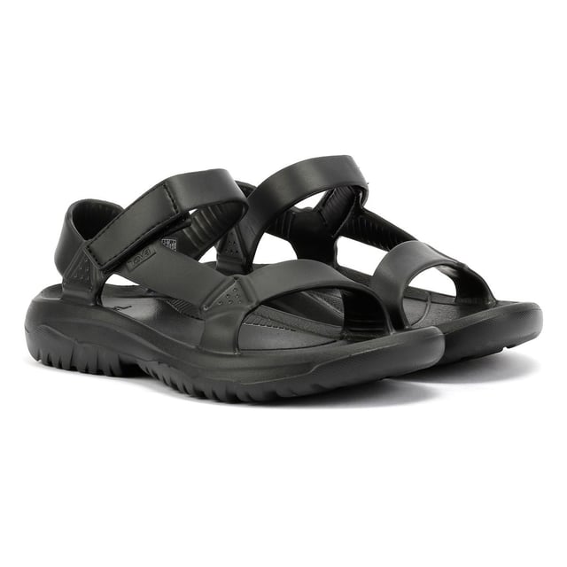 ultra-leichte EVA-Sandalen, die mit einem vollständig spritzgegossenen Design für maximalen Komfort und Langlebigkeit gefertigt wurden. Verfügt über einen einfachen Klettverschluss für eine sichere, verstellbare Passform. Wasserfreundlich, vegan und aus recycelten nachhaltigen Materialien hergestellt.