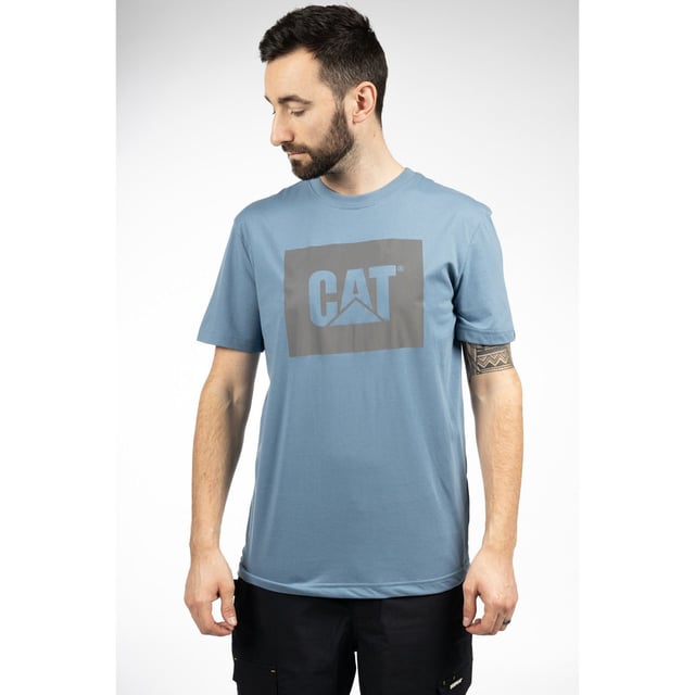 Ons klassieke Trademark Logo T-shirt biedt de hele dag comfort en duurzaamheid.