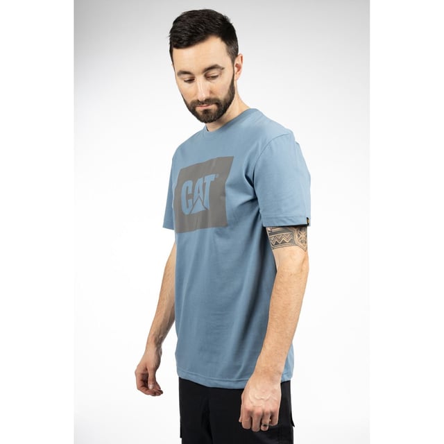 Ons klassieke Trademark Logo T-shirt biedt de hele dag comfort en duurzaamheid.