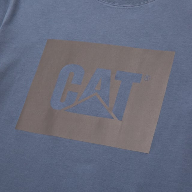 Ons klassieke Trademark Logo T-shirt biedt de hele dag comfort en duurzaamheid.