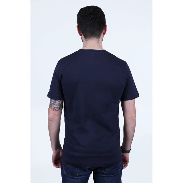Laat ze smeken om meer in dit T-shirt dat de essentie perfect weergeeft. Met een klassieke pasvorm, aangevuld met moderne gemakken zoals een zachte gele nekband en labelvrij ontwerp, is dit shirt precies goed.