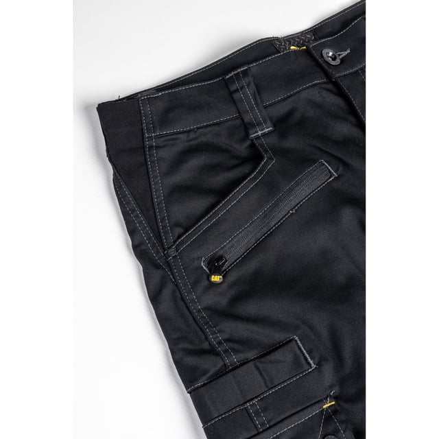 Der Operator Flex Trouser ist so konzipiert, dass er sich mit Ihren natürlichen Bewegungen flexibel anpasst, wodurch das Klettern, Sitzen und Biegen komfortabler wird. Strategisch platzierte Taschen ermöglichen es Ihnen, wichtige Gegenstände griffbereit zu halten, während Sie jedes Fahrzeug bedienen.