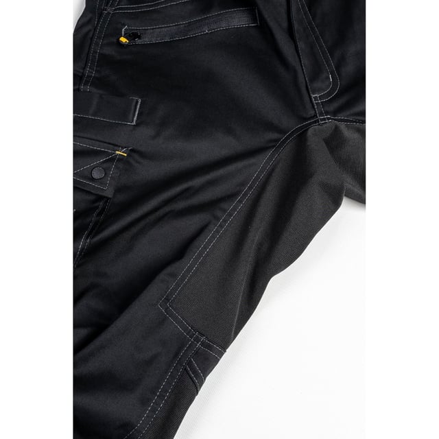 Der Operator Flex Trouser ist so konzipiert, dass er sich mit Ihren natürlichen Bewegungen flexibel anpasst, wodurch das Klettern, Sitzen und Biegen komfortabler wird. Strategisch platzierte Taschen ermöglichen es Ihnen, wichtige Gegenstände griffbereit zu halten, während Sie jedes Fahrzeug bedienen.
