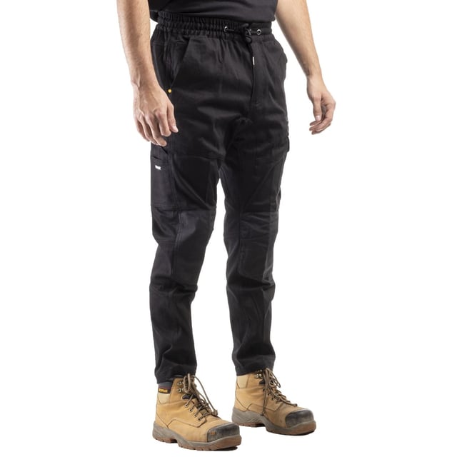 Wochenendstyle trifft auf die Baustelle mit diesen modernen, leichten Industrie-Arbeitshosen. Die Dynamic Pant ist mit praktischen Features ausgestattet, wie seitlichen Eingrifftaschen, einer Taschen für ein Maßband auf der Rückseite und Knieverstärkungen für verbesserte Haltbarkeit.