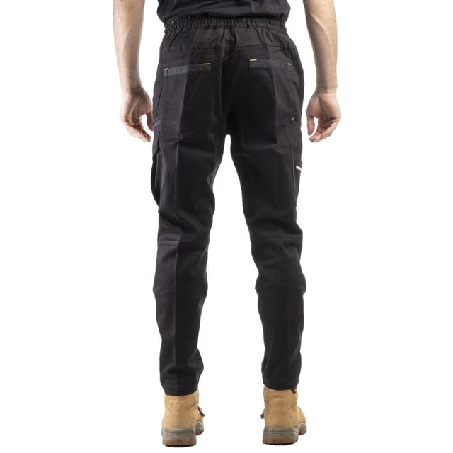 Wochenendstyle trifft auf die Baustelle mit diesen modernen, leichten Industrie-Arbeitshosen. Die Dynamic Pant ist mit praktischen Features ausgestattet, wie seitlichen Eingrifftaschen, einer Taschen für ein Maßband auf der Rückseite und Knieverstärkungen für verbesserte Haltbarkeit.