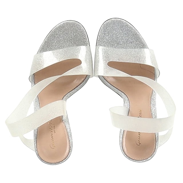 VINTAGE, RRP AS NEW
The Gianvito Rossi Metropolis Sandal Heels in Silver Polyurethane radiate contemporary elegance, featuring clear straps and a reflective silver stiletto for a barely-there, high-shine effect. Designed to elongate the leg and elevate any outfit, these sandals blend modern materials with timeless glamour. Style tip: Style them with a minimalist gown or a sharp tailored set to let the heels take center stage with their sleek, architectural appeal.

 Gianvito Rossi Metropolis Sandal Heels in Silver Polyurethane

Condition: Excellent
Signs of wear: No visible sign of wear. No Mark at insole.,  Very light mark at soles.
Packaging: None
Color: Silver
Material: Polyurethane
Size: IT | 37
Measurements: Heel height: 110; Insole length: 240
SKU: NAPPUGBSH483142W