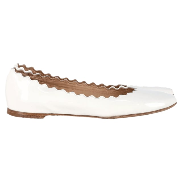 VINTAGE, RRP AS NEW
The Chloé Lauren Ballet Flats in White Patent Leather exude timeless charm with their scalloped edges and glossy finish, offering a refined twist on a classic silhouette. Crafted in Italy, they combine elegance and comfort, making them ideal for everyday wear or special occasions. Style tip: Pair them with a midi dress or cropped trousers to highlight their delicate shape and bring a touch of Parisian polish to your look.

 Chloé Lauren Ballet Flats in White Patent Leather

Condition: Very good
Signs of wear: Minor markings, Lightly used but very well maintained. Minor mark at soles & creasing, light scuffing at the soles and heels.
Packaging: Dust bag
Color: White
Material: Leather | patent leather
Size: EU | 35.5
Measurements: Insole length: 250
SKU: NAPPUGBSH483207W