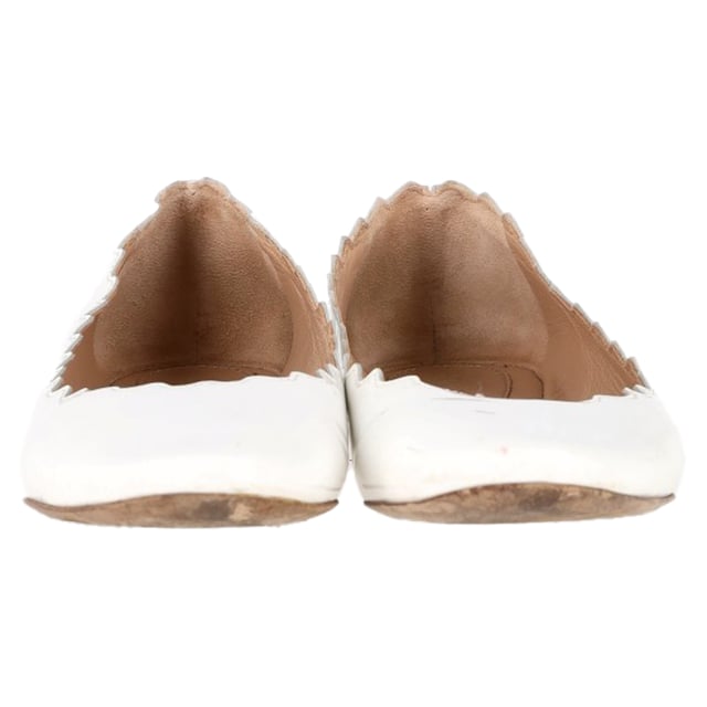 VINTAGE, RRP AS NEW
The Chloé Lauren Ballet Flats in White Patent Leather exude timeless charm with their scalloped edges and glossy finish, offering a refined twist on a classic silhouette. Crafted in Italy, they combine elegance and comfort, making them ideal for everyday wear or special occasions. Style tip: Pair them with a midi dress or cropped trousers to highlight their delicate shape and bring a touch of Parisian polish to your look.

 Chloé Lauren Ballet Flats in White Patent Leather

Condition: Very good
Signs of wear: Minor markings, Lightly used but very well maintained. Minor mark at soles & creasing, light scuffing at the soles and heels.
Packaging: Dust bag
Color: White
Material: Leather | patent leather
Size: EU | 35.5
Measurements: Insole length: 250
SKU: NAPPUGBSH483207W