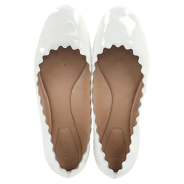 VINTAGE, RRP AS NEW
The Chloé Lauren Ballet Flats in White Patent Leather exude timeless charm with their scalloped edges and glossy finish, offering a refined twist on a classic silhouette. Crafted in Italy, they combine elegance and comfort, making them ideal for everyday wear or special occasions. Style tip: Pair them with a midi dress or cropped trousers to highlight their delicate shape and bring a touch of Parisian polish to your look.

 Chloé Lauren Ballet Flats in White Patent Leather

Condition: Very good
Signs of wear: Minor markings, Lightly used but very well maintained. Minor mark at soles & creasing, light scuffing at the soles and heels.
Packaging: Dust bag
Color: White
Material: Leather | patent leather
Size: EU | 35.5
Measurements: Insole length: 250
SKU: NAPPUGBSH483207W
