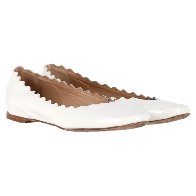 VINTAGE, RRP AS NEW
The Chloé Lauren Ballet Flats in White Patent Leather exude timeless charm with their scalloped edges and glossy finish, offering a refined twist on a classic silhouette. Crafted in Italy, they combine elegance and comfort, making them ideal for everyday wear or special occasions. Style tip: Pair them with a midi dress or cropped trousers to highlight their delicate shape and bring a touch of Parisian polish to your look.

 Chloé Lauren Ballet Flats in White Patent Leather

Condition: Very good
Signs of wear: Minor markings, Lightly used but very well maintained. Minor mark at soles & creasing, light scuffing at the soles and heels.
Packaging: Dust bag
Color: White
Material: Leather | patent leather
Size: EU | 35.5
Measurements: Insole length: 250
SKU: NAPPUGBSH483207W