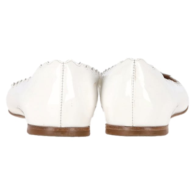 VINTAGE, RRP AS NEW
The Chloé Lauren Ballet Flats in White Patent Leather exude timeless charm with their scalloped edges and glossy finish, offering a refined twist on a classic silhouette. Crafted in Italy, they combine elegance and comfort, making them ideal for everyday wear or special occasions. Style tip: Pair them with a midi dress or cropped trousers to highlight their delicate shape and bring a touch of Parisian polish to your look.

 Chloé Lauren Ballet Flats in White Patent Leather

Condition: Very good
Signs of wear: Minor markings, Lightly used but very well maintained. Minor mark at soles & creasing, light scuffing at the soles and heels.
Packaging: Dust bag
Color: White
Material: Leather | patent leather
Size: EU | 35.5
Measurements: Insole length: 250
SKU: NAPPUGBSH483207W
