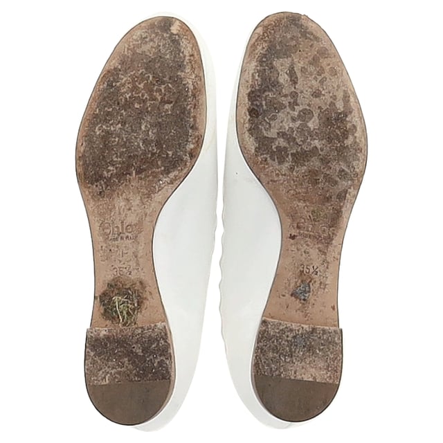 VINTAGE, RRP AS NEW
The Chloé Lauren Ballet Flats in White Patent Leather exude timeless charm with their scalloped edges and glossy finish, offering a refined twist on a classic silhouette. Crafted in Italy, they combine elegance and comfort, making them ideal for everyday wear or special occasions. Style tip: Pair them with a midi dress or cropped trousers to highlight their delicate shape and bring a touch of Parisian polish to your look.

 Chloé Lauren Ballet Flats in White Patent Leather

Condition: Very good
Signs of wear: Minor markings, Lightly used but very well maintained. Minor mark at soles & creasing, light scuffing at the soles and heels.
Packaging: Dust bag
Color: White
Material: Leather | patent leather
Size: EU | 35.5
Measurements: Insole length: 250
SKU: NAPPUGBSH483207W