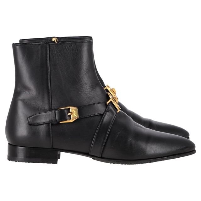 VINTAGE, RRP AS NEW
 The Versace Medusa Buckled Ankle Boots in black leather are a bold and luxurious statement piece, featuring the iconic Medusa head logo and a sleek buckle detail for an edgy yet sophisticated look. Crafted from premium leather, these boots offer both comfort and durability while exuding high-fashion appeal. Pair them with skinny jeans or a tailored mini skirt to highlight their striking design, or wear them with a flowy dress to contrast the tough-luxe style. Complete the look with a structured handbag and silver accessories for a chic, fashion-forward ensemble.

Versace Medusa Buckled Ankle Boots in Black Leather

Condition: Very good
Signs of wear: Minor signs of wear
Packaging: Box, Dust bag
Color: Black
Material: Leather | leather
Size: IT | 39
Measurements: Heel height: 20; Insole length: 270
SKU: NAPPUGBSH462752W