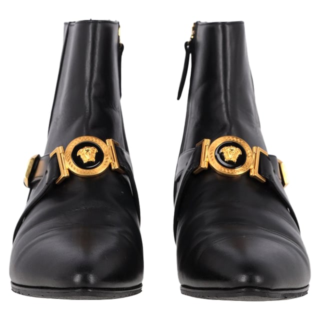 VINTAGE, RRP AS NEW
 The Versace Medusa Buckled Ankle Boots in black leather are a bold and luxurious statement piece, featuring the iconic Medusa head logo and a sleek buckle detail for an edgy yet sophisticated look. Crafted from premium leather, these boots offer both comfort and durability while exuding high-fashion appeal. Pair them with skinny jeans or a tailored mini skirt to highlight their striking design, or wear them with a flowy dress to contrast the tough-luxe style. Complete the look with a structured handbag and silver accessories for a chic, fashion-forward ensemble.

Versace Medusa Buckled Ankle Boots in Black Leather

Condition: Very good
Signs of wear: Minor signs of wear
Packaging: Box, Dust bag
Color: Black
Material: Leather | leather
Size: IT | 39
Measurements: Heel height: 20; Insole length: 270
SKU: NAPPUGBSH462752W