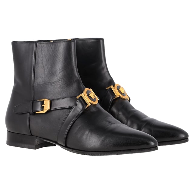 VINTAGE, RRP AS NEW
 The Versace Medusa Buckled Ankle Boots in black leather are a bold and luxurious statement piece, featuring the iconic Medusa head logo and a sleek buckle detail for an edgy yet sophisticated look. Crafted from premium leather, these boots offer both comfort and durability while exuding high-fashion appeal. Pair them with skinny jeans or a tailored mini skirt to highlight their striking design, or wear them with a flowy dress to contrast the tough-luxe style. Complete the look with a structured handbag and silver accessories for a chic, fashion-forward ensemble.

Versace Medusa Buckled Ankle Boots in Black Leather

Condition: Very good
Signs of wear: Minor signs of wear
Packaging: Box, Dust bag
Color: Black
Material: Leather | leather
Size: IT | 39
Measurements: Heel height: 20; Insole length: 270
SKU: NAPPUGBSH462752W