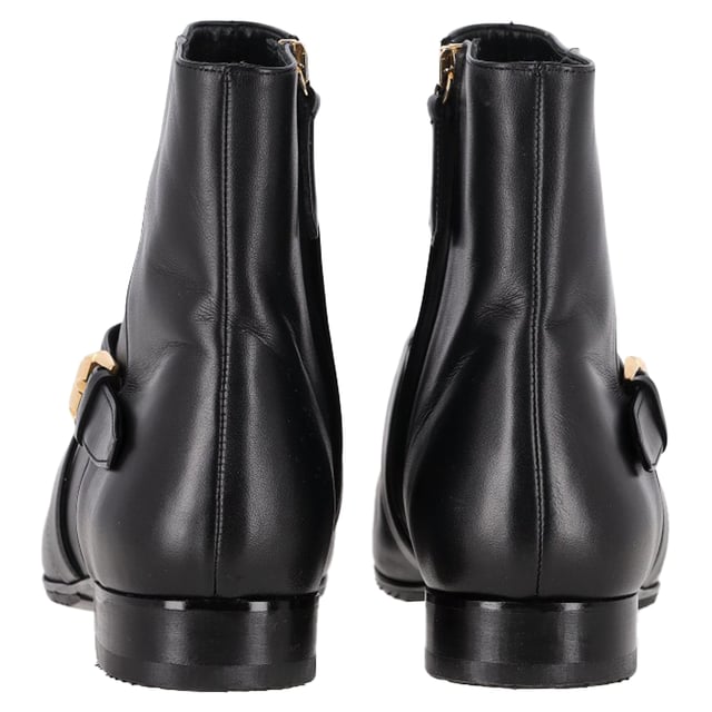 VINTAGE, RRP AS NEW
 The Versace Medusa Buckled Ankle Boots in black leather are a bold and luxurious statement piece, featuring the iconic Medusa head logo and a sleek buckle detail for an edgy yet sophisticated look. Crafted from premium leather, these boots offer both comfort and durability while exuding high-fashion appeal. Pair them with skinny jeans or a tailored mini skirt to highlight their striking design, or wear them with a flowy dress to contrast the tough-luxe style. Complete the look with a structured handbag and silver accessories for a chic, fashion-forward ensemble.

Versace Medusa Buckled Ankle Boots in Black Leather

Condition: Very good
Signs of wear: Minor signs of wear
Packaging: Box, Dust bag
Color: Black
Material: Leather | leather
Size: IT | 39
Measurements: Heel height: 20; Insole length: 270
SKU: NAPPUGBSH462752W
