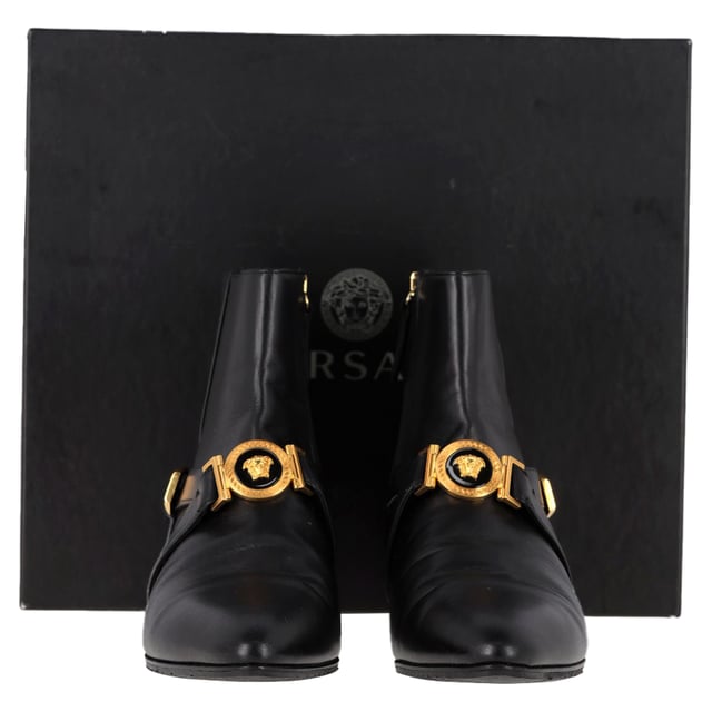 VINTAGE, RRP AS NEW
 The Versace Medusa Buckled Ankle Boots in black leather are a bold and luxurious statement piece, featuring the iconic Medusa head logo and a sleek buckle detail for an edgy yet sophisticated look. Crafted from premium leather, these boots offer both comfort and durability while exuding high-fashion appeal. Pair them with skinny jeans or a tailored mini skirt to highlight their striking design, or wear them with a flowy dress to contrast the tough-luxe style. Complete the look with a structured handbag and silver accessories for a chic, fashion-forward ensemble.

Versace Medusa Buckled Ankle Boots in Black Leather

Condition: Very good
Signs of wear: Minor signs of wear
Packaging: Box, Dust bag
Color: Black
Material: Leather | leather
Size: IT | 39
Measurements: Heel height: 20; Insole length: 270
SKU: NAPPUGBSH462752W