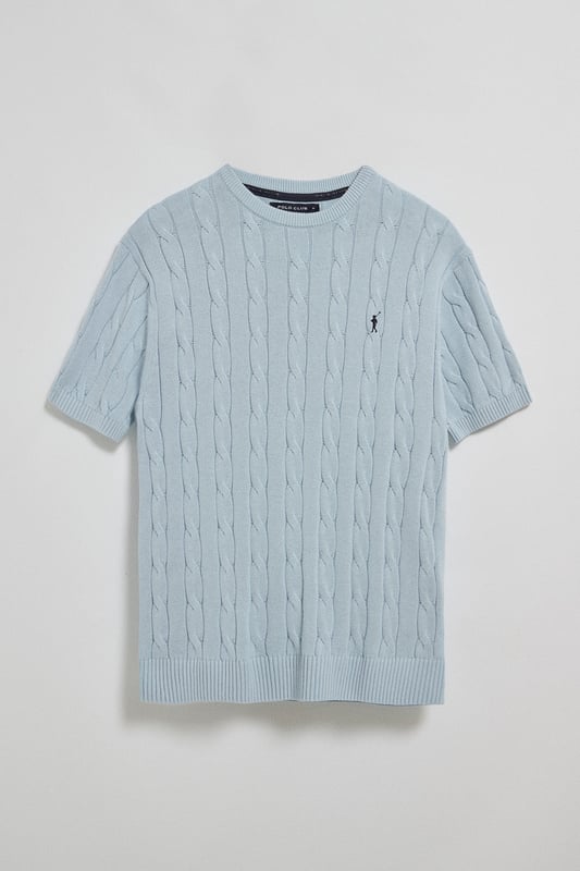 Unser kurzärmliger Zopfstrickpullover für Herren ist eine Neuheit in unserer Zopfmuster-Kollektion für diese Saison. Sein einzigartiges Flechtmuster verleiht ihm Struktur und Raffinesse, während gerippte Details an Kragen, Ärmeln und Saum für einen guten Sitz und ein elegantes Finish sorgen. Das dezente marineblaue Nahtband am Kragen mit Polo Club Logo unterstreicht die Eleganz dieses Modells. Die emblematische Rigby Go Stickerei in Kontrastfarbe auf der Brust unterstreicht seine einzigartige Optik. Ideal für einen eleganten und zeitlosen Look.