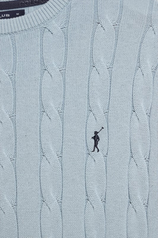 Unser kurzärmliger Zopfstrickpullover für Herren ist eine Neuheit in unserer Zopfmuster-Kollektion für diese Saison. Sein einzigartiges Flechtmuster verleiht ihm Struktur und Raffinesse, während gerippte Details an Kragen, Ärmeln und Saum für einen guten Sitz und ein elegantes Finish sorgen. Das dezente marineblaue Nahtband am Kragen mit Polo Club Logo unterstreicht die Eleganz dieses Modells. Die emblematische Rigby Go Stickerei in Kontrastfarbe auf der Brust unterstreicht seine einzigartige Optik. Ideal für einen eleganten und zeitlosen Look.