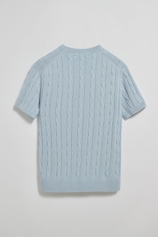 Unser kurzärmliger Zopfstrickpullover für Herren ist eine Neuheit in unserer Zopfmuster-Kollektion für diese Saison. Sein einzigartiges Flechtmuster verleiht ihm Struktur und Raffinesse, während gerippte Details an Kragen, Ärmeln und Saum für einen guten Sitz und ein elegantes Finish sorgen. Das dezente marineblaue Nahtband am Kragen mit Polo Club Logo unterstreicht die Eleganz dieses Modells. Die emblematische Rigby Go Stickerei in Kontrastfarbe auf der Brust unterstreicht seine einzigartige Optik. Ideal für einen eleganten und zeitlosen Look.