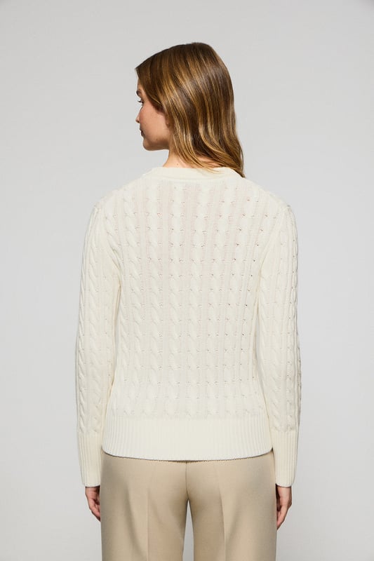 Unser Zopfstrickpullover aus Baumwolle für Damen besticht durch sein Design. Sein einzigartiges Flechtmuster verleiht ihm Struktur und Raffinesse, während gerippte Details an Kragen, Ärmeln und Saum für eine bequeme Passform und ein ausgefeiltes Finish sorgen. Das marineblaue Nahtband am Kragen mit Polo Club Logo unterstreicht die Eleganz dieses Modells. Das emblematische Rigby Go Logo in Kontrastfarbe auf der Brust unterstreicht seine einzigartige Optik. Ideal für den Alltag oder um einem Casual Look einen Hauch von Eleganz zu verleihen.