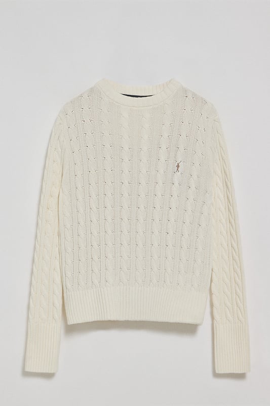 Unser Zopfstrickpullover aus Baumwolle für Damen besticht durch sein Design. Sein einzigartiges Flechtmuster verleiht ihm Struktur und Raffinesse, während gerippte Details an Kragen, Ärmeln und Saum für eine bequeme Passform und ein ausgefeiltes Finish sorgen. Das marineblaue Nahtband am Kragen mit Polo Club Logo unterstreicht die Eleganz dieses Modells. Das emblematische Rigby Go Logo in Kontrastfarbe auf der Brust unterstreicht seine einzigartige Optik. Ideal für den Alltag oder um einem Casual Look einen Hauch von Eleganz zu verleihen.