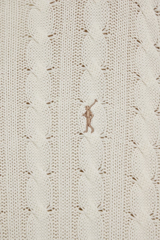 Unser Zopfstrickpullover aus Baumwolle für Damen besticht durch sein Design. Sein einzigartiges Flechtmuster verleiht ihm Struktur und Raffinesse, während gerippte Details an Kragen, Ärmeln und Saum für eine bequeme Passform und ein ausgefeiltes Finish sorgen. Das marineblaue Nahtband am Kragen mit Polo Club Logo unterstreicht die Eleganz dieses Modells. Das emblematische Rigby Go Logo in Kontrastfarbe auf der Brust unterstreicht seine einzigartige Optik. Ideal für den Alltag oder um einem Casual Look einen Hauch von Eleganz zu verleihen.