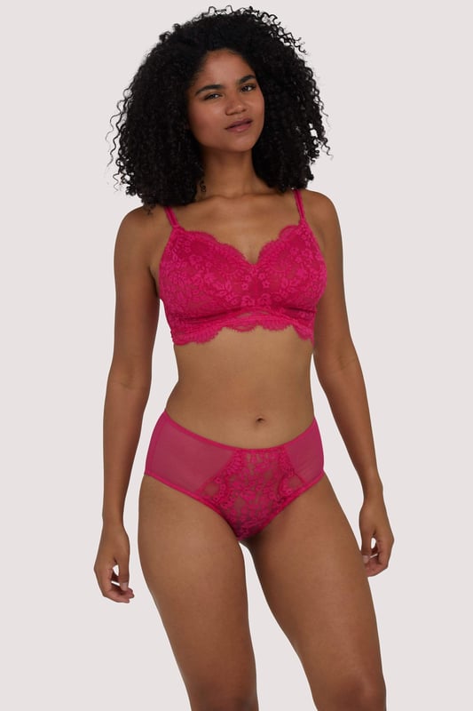 The Pink Emma Wireless Bra is the ultimate comfort for every day. With no underwire, soft lace and a supportive mesh lining, this bralette is designed to support by hugging your curves. This is the perfect everyday bra, for the full look, match with our Emma Brazilian or Highwaisted Briefs.