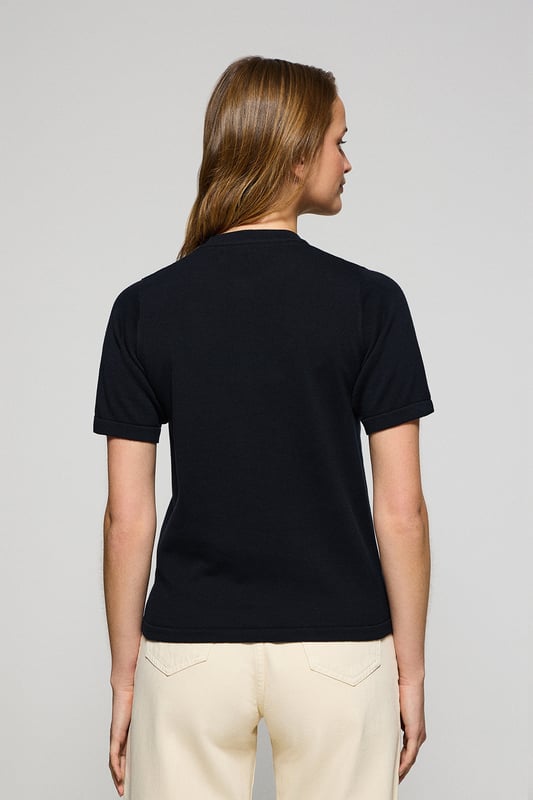 Verfeinern Sie Ihren Stil mit diesem kurzärmeligen Cardigan, den man zu jeder Jahreszeit tragen kann. Der leichte Baumwollstoff macht ihn bequem und atmungsaktiv, während Details wie der Knopfverschluss und die Knopftaschen das Design aufwerten. Das Nahtband mit Logo und die Rigby Go-Stickerei in Kontrastfarbe auf der Brust unterstreichen seinen einzigartigen Charakter.