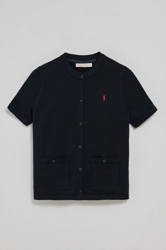 Verfeinern Sie Ihren Stil mit diesem kurzärmeligen Cardigan, den man zu jeder Jahreszeit tragen kann. Der leichte Baumwollstoff macht ihn bequem und atmungsaktiv, während Details wie der Knopfverschluss und die Knopftaschen das Design aufwerten. Das Nahtband mit Logo und die Rigby Go-Stickerei in Kontrastfarbe auf der Brust unterstreichen seinen einzigartigen Charakter.