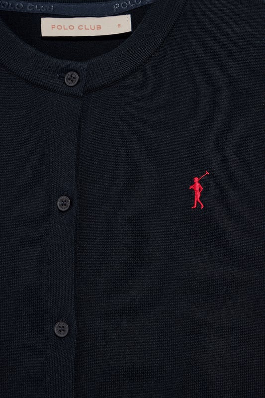 Verfeinern Sie Ihren Stil mit diesem kurzärmeligen Cardigan, den man zu jeder Jahreszeit tragen kann. Der leichte Baumwollstoff macht ihn bequem und atmungsaktiv, während Details wie der Knopfverschluss und die Knopftaschen das Design aufwerten. Das Nahtband mit Logo und die Rigby Go-Stickerei in Kontrastfarbe auf der Brust unterstreichen seinen einzigartigen Charakter.