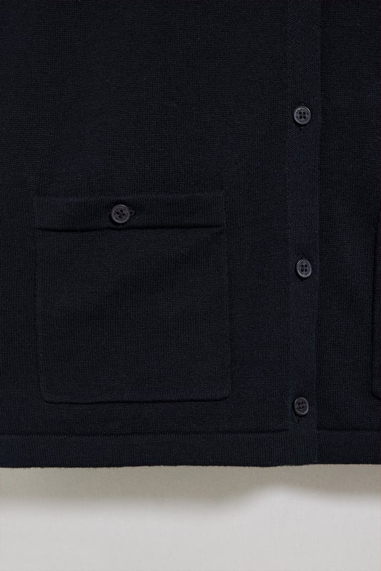 Verfeinern Sie Ihren Stil mit diesem kurzärmeligen Cardigan, den man zu jeder Jahreszeit tragen kann. Der leichte Baumwollstoff macht ihn bequem und atmungsaktiv, während Details wie der Knopfverschluss und die Knopftaschen das Design aufwerten. Das Nahtband mit Logo und die Rigby Go-Stickerei in Kontrastfarbe auf der Brust unterstreichen seinen einzigartigen Charakter.