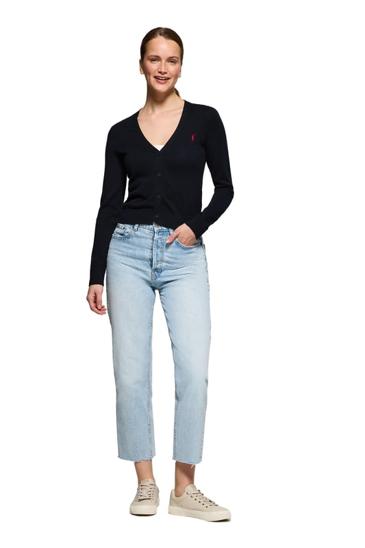 Diese schmal geschnittene Damenstrickjacke mit V-Ausschnitt ist aus Baumwolljersey gefertigt und bietet die perfekte Kombination aus Komfort und Stil. Rippbündchen an den Ärmeln und in der Taille sorgen für die perfekte Passform. Das dezente Nahtband an der Innenseite des Kragens mit Polo Club Logo unterstreicht die Eleganz dieses Kleidungsstücks. Charakteristische Stickerei unseres Rigby Go-Logos in Kontrastfarbe auf der Brust. Dieser vielseitige und stilvolle Cardigan ist die perfekte Wahl, um jeden Look abzurunden.